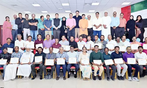 ജീ​വ​ന​ക്കാ​രെ ആ​ദ​രി​ച്ചു