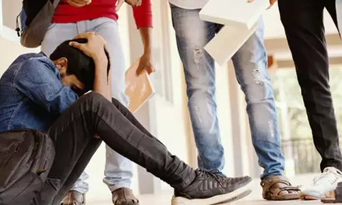 റാ​ഗി​ങ്:​ വി​ദ്യാ​ർ​ഥി​യെ ബി​യ​ർ കു​പ്പി ഉ​പ​യോ​ഗി​ച്ച് ആ​ക്ര​മി​ച്ചു; അ​ഞ്ചു​പേ​ർ​ക്കെ​തി​രെ കേ​സ്