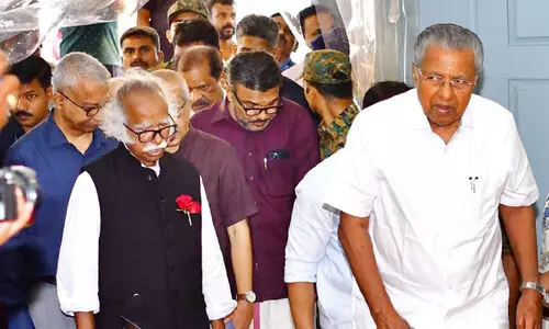 ഫയലുകൾക്ക് വേഗം പോരാ, തീരുമാനം വേഗത്തിലാക്കണം -മുഖ്യമന്ത്രി