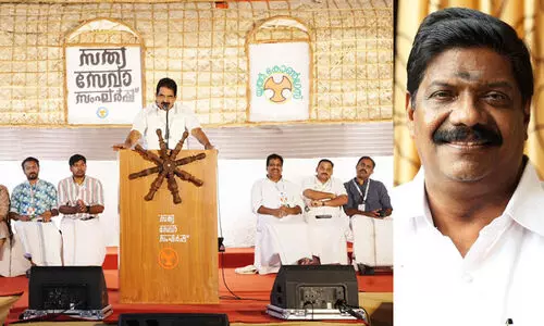 Ajay Tharayil against Youth Congress leaders in Kadar Dress