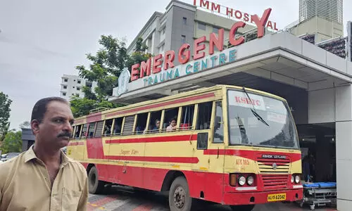 യാത്രാമധ്യേ അപസ്മാരം; പരിക്കേറ്റ യാത്രക്കാരിയെ ആശുപത്രിയിലെത്തിച്ച് കെ.എസ്.ആർ.ടി.സി ജീവനക്കാർ