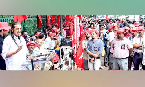 ശമ്പള പരിഷ്‌കരണം വൈകുന്നതിൽ പ്രതിഷേധം; സെക്രട്ടേറിയറ്റിന്​ മുന്നിൽ സമരപരമ്പര