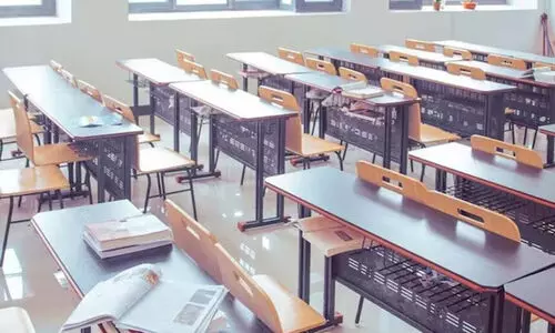 ഹയർ സെക്കൻഡറി വിദ്യാർഥിയെ പഞ്ചനക്ഷത്ര ഹോട്ടലിൽവെച്ചടക്കം ഒരു വർഷത്തോളം പീഡിപ്പിച്ചു; അധ്യാപിക അറസ്റ്റിൽ