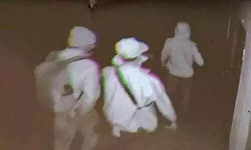 ക​ള്ള​ന്മാ​രെ, ആ ​പ​ണം വി​ദ്യാ​ർ​ഥി​ക​ളു​ടെ യൂ​നി​ഫോ​മി​ന്റെ​താ​ണ്...