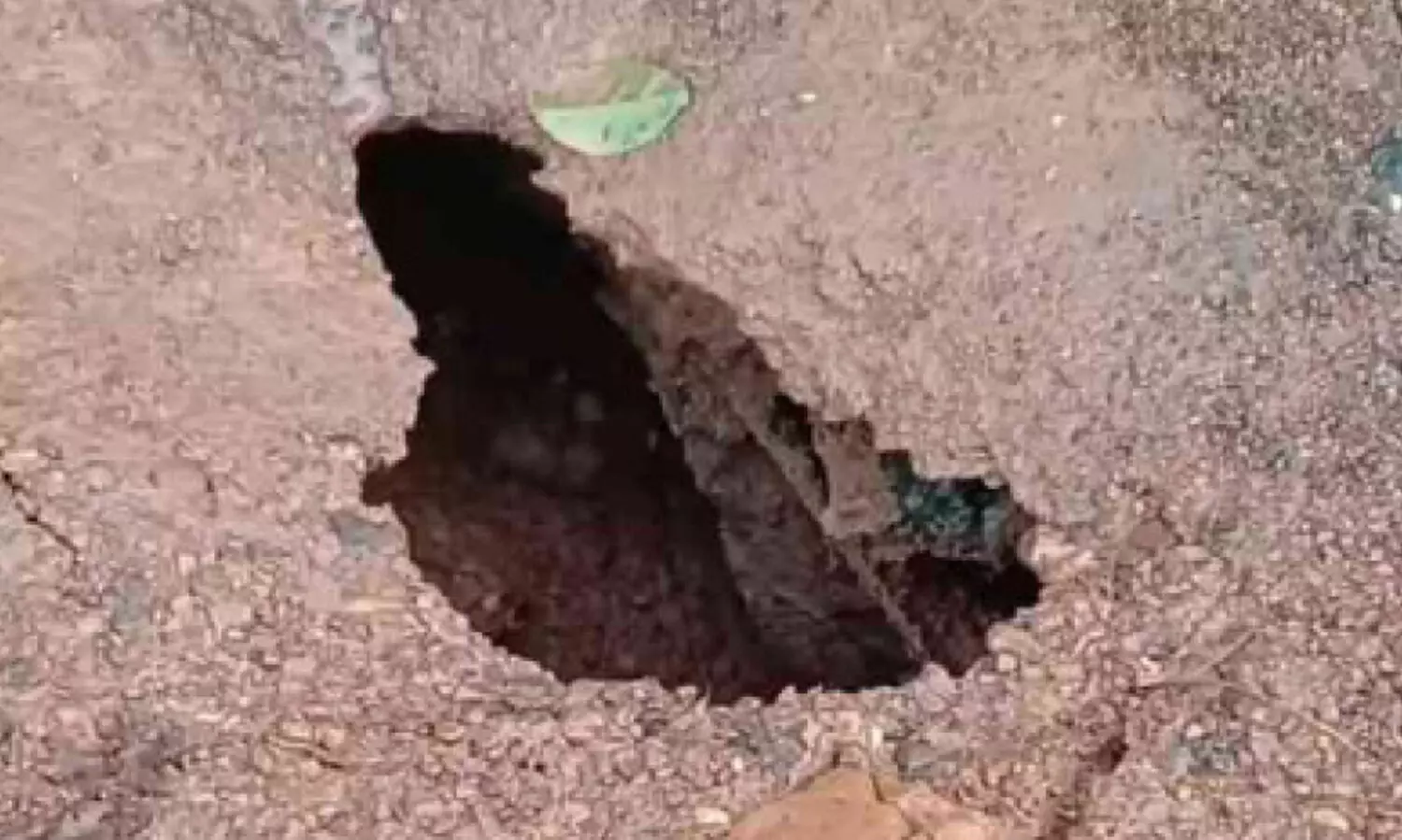 പി​ലി​ക്കോ​ട് ദേ​ശീ​യ​പാ​ത​ക്ക​രി​കി​ൽ വ​ൻ ഗ​ർ​ത്തം