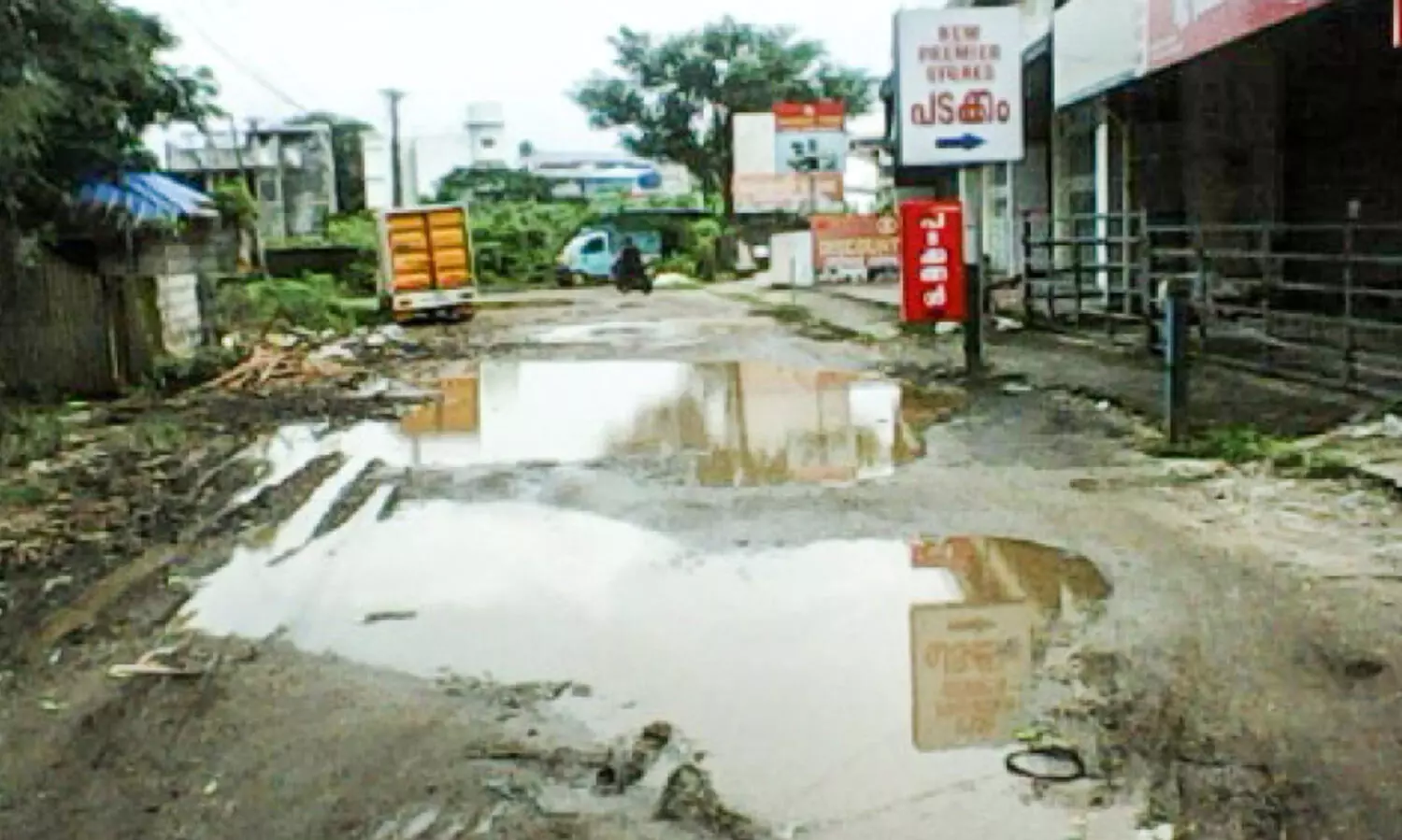 മ​ഞ്ഞ​ക്കു​ളം ഭാ​ഗ​ത്തു​നി​ന്നും മാ​ർ​ക്ക​റ്റ് റോ​ഡി​ലേ​ക്കു​ള്ള​ത് റോ​ഡോ തോ​ടോ?