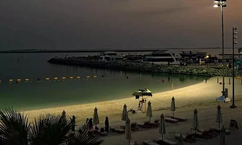 അ​ബൂ​ദ​ബി ബീ​ച്ചി​ൽ രാ​ത്രി നീ​ന്ത​ലി​ന്​ അ​വ​സ​രം