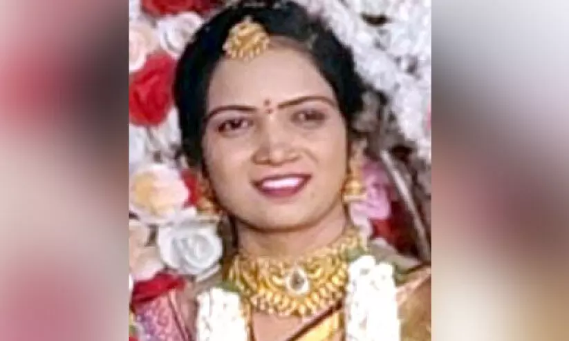 ന​വ​വ​ധു റെ​യി​ൽ​വേ ട്രാ​ക്കി​ൽ മ​രി​ച്ച നി​ല​യി​ൽ