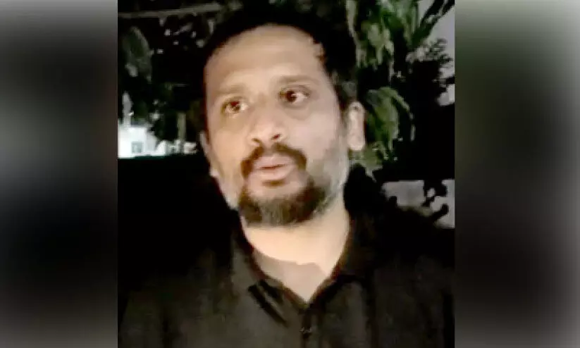 വ​ഴി​യ​രി​കി​ൽ ല​ഹ​രി ഉ​പ​യോ​ഗി​ച്ച മ​ല​യാ​ളി യു​വാ​വി​നെ നാ​ട്ടു​കാ​ർ പി​ടി​കൂ​ടി