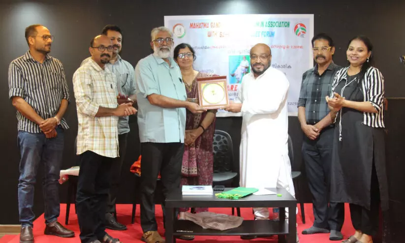 മ​ഹാ​ത്മാ​ഗാ​ന്ധി ക​ൾ​ച​റ​ൽ ഫോ​റം പി ​ഹ​രീ​ന്ദ്ര​നാ​ഥി​നെ ആ​ദ​രി​ച്ചു