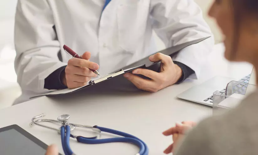 സ്വ​ദേ​ശി ഡോ​ക്ട​ര്‍മാ​ർ​ക്ക് മൂ​ന്ന്​ സ്വ​കാ​ര്യ ആ​ശു​പ​ത്രി​ക​ളി​ല്‍ ജോ​ലി ചെ​യ്യാം