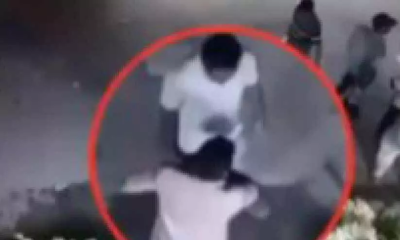 ജലീബ് അൽ ഷുയൂഖിൽ ‘ഗുണ്ടാ വിളയാട്ടം’; പ്രവാസികളെ ഭീഷണിപ്പെടുത്തി പണം തട്ടുന്ന സംഘം പിടിയിൽ ജലീബ് അൽ ഷുയൂഖിൽ ‘ഗുണ്ടാ വിളയാട്ടം’; പ്രവാസികളെ ഭീഷണിപ്പെടുത്തി പണം തട്ടുന്ന സംഘം പിടിയിൽ