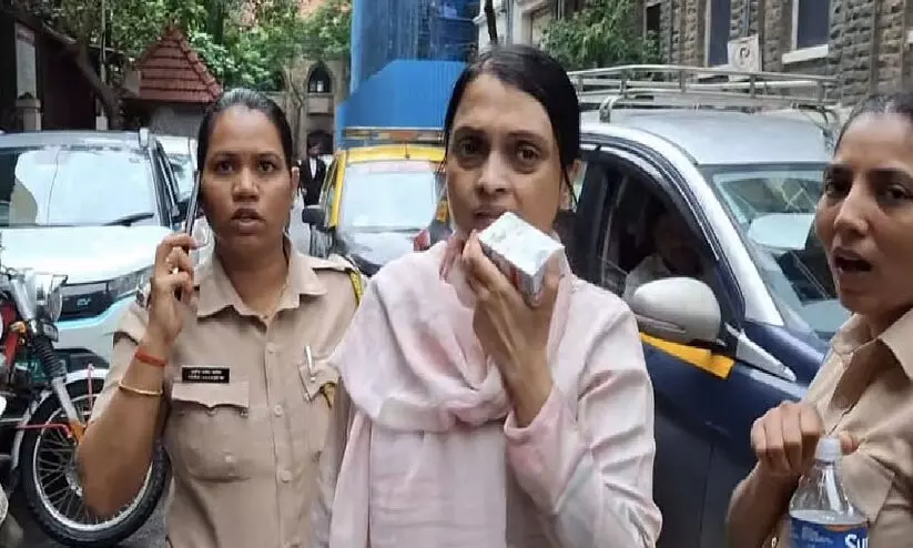 16കാരനെ ലൈംഗികമായി പീഡിപ്പിച്ച അധ്യാപിക ജുഡീഷ്യൽ കസ്റ്റഡിയിൽ; പഞ്ചനക്ഷത്ര ഹോട്ടലുകളിൽ കൊണ്ടുപോയി മദ്യം നൽകിയാണ് പീഡനം 16കാരനെ ലൈംഗികമായി പീഡിപ്പിച്ച അധ്യാപിക ജുഡീഷ്യൽ കസ്റ്റഡിയിൽ; പഞ്ചനക്ഷത്ര ഹോട്ടലുകളിൽ കൊണ്ടുപോയി മദ്യം നൽകിയാണ് പീഡനം