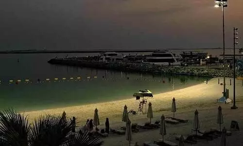 അബൂദബി ബീച്ചിൽ രാത്രി നീന്തലിന് അവസരം അബൂദബി ബീച്ചിൽ രാത്രി നീന്തലിന് അവസരം