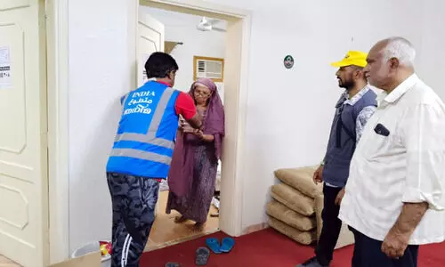 ഇ​ന്ത്യ​ൻ ഹാ​ജി​മാ​ർ​ക്ക് യാ​ത്ര​യ​യ​പ്പ് ന​ൽ​കി ത​നി​മ വ​ള​ന്റി​യ​ർ​മാ​ർ