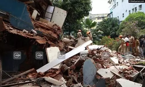 കോട്ടയം മെഡിക്കൽ കോളജിൽ കെട്ടിടം തകർന്നു വീണു; രണ്ട് പേർക്ക് പരിക്ക്