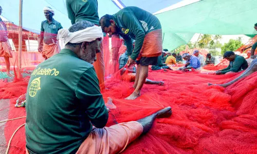 വലയിൽ കുരുങ്ങി മത്സ്യത്തൊഴിലാളികൾ