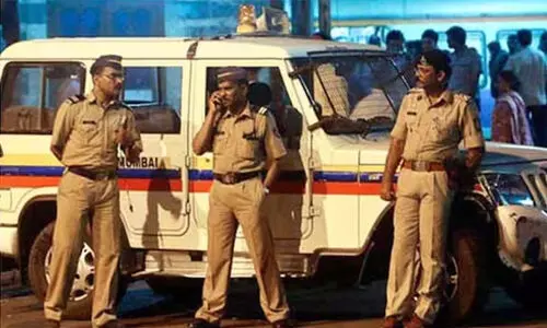 ഡെലിവറി ഏജന്റാണെന്ന് പറഞ്ഞ് ഫ്ലാറ്റിലെത്തി, കുരുമുളക് സ്പ്രേ മുഖത്തടിച്ച് ബോധംകെടുത്തിയ ശേഷം 22 കാരിയെ ബലാത്സംഗം ചെയ്തു; യുവതിയുടെ ഫോണിൽ സെൽഫിയെടുത്ത ശേഷം വീണ്ടും വരുമെന്നും ഭീഷണി