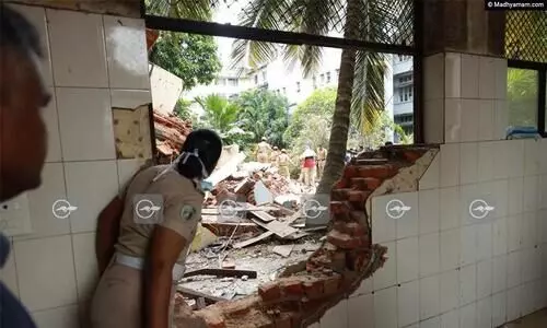 ഗുരുതര അനാസ്ഥ; കോട്ടയം മെഡിക്കൽ കോളജിൽ തകർന്ന കെട്ടിടത്തിനടിയിൽ മണിക്കൂറുകൾക്ക് ശേഷം ഒരാളെ കണ്ടെത്തി