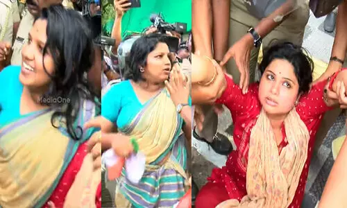 ഇത് ഫുള്ളാ, വേറെ വണ്ടി വിളിക്ക്, ഇതെന്താ ടൂർ പാക്കേജാണോ; മന്ത്രി വീണ ജോർജിന്റെ ഔദ്യോഗിക വസതിയിലേക്ക് യൂത്ത് കോൺഗ്രസ് മാർച്ച്