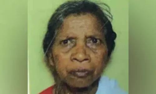 വഴിയടച്ച് കക്കൂസ്​ കുഴി നിർമിച്ചു, രാത്രി അസുഖം മൂർച്ഛിച്ചതോടെ  വാഹന സൗകര്യമുള്ള റോഡിലേക്ക്​ എത്തിക്കാനായില്ല; വയോധിക ചികിത്സ കിട്ടാതെ മരിച്ചു