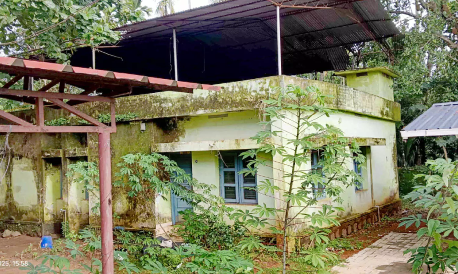 എലിഞ്ഞിപ്ര കുടുംബാരോഗ്യ കേന്ദ്രത്തിലെ ക്വാർട്ടേഴ്സ് അപകടാവസ്ഥയിൽ