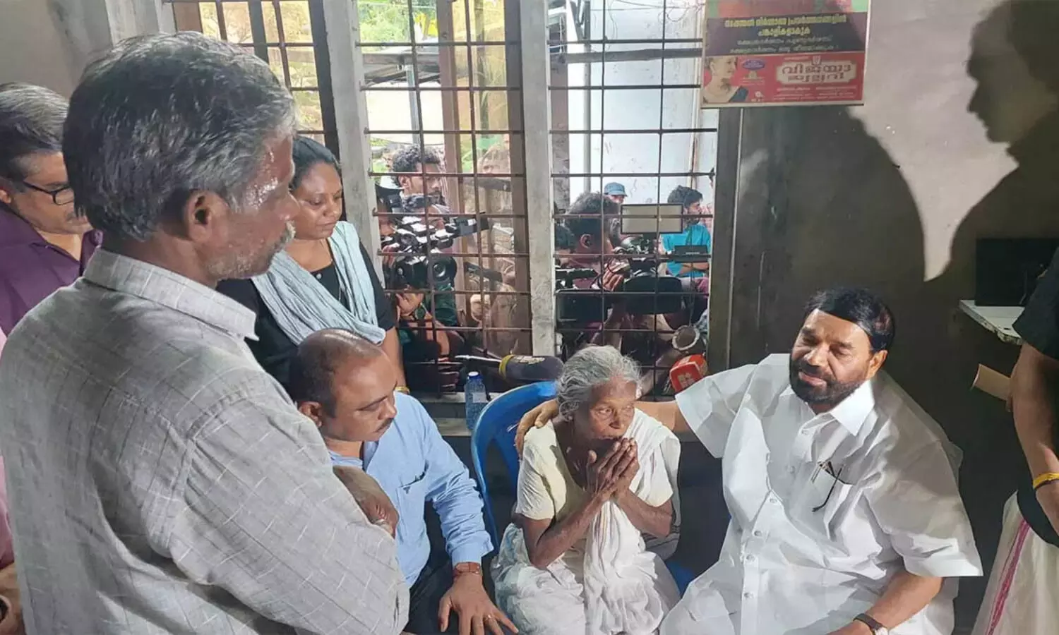 മന്ത്രി വി.എന്‍ വാസവന്‍ മരിച്ച ബിന്ദുവിന്റെ വീട്ടിലെത്തി, മകൾക്ക് സൗജന്യ ചികിത്സയും മകന് താൽക്കാലിക ജോലിയും നൽകും