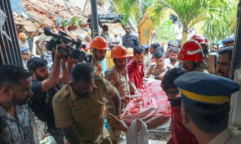 അവശിഷ്ടങ്ങൾക്കിടയിൽ രണ്ടര മണിക്കൂർ അവശിഷ്ടങ്ങൾക്കിടയിൽ രണ്ടര മണിക്കൂർ