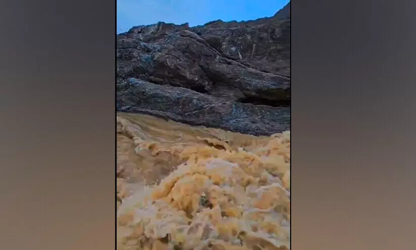 വി​വി​ധ പ്ര​ദേ​ശ​ങ്ങ​ളി​ൽ മ​ഴ; ചൂ​ടി​ന് ആ​ശ്വാ​സം