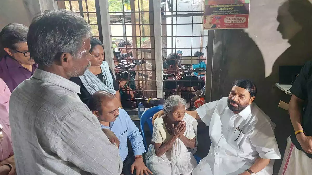 മന്ത്രി വി.എന് വാസവന് മരിച്ച ബിന്ദുവിന്റെ വീട്ടിലെത്തി, മകൾക്ക് സൗജന്യ ചികിത്സയും മകന് താൽക്കാലിക ജോലിയും നൽകും മന്ത്രി വി.എന് വാസവന് മരിച്ച ബിന്ദുവിന്റെ വീട്ടിലെത്തി, മകൾക്ക് സൗജന്യ ചികിത്സയും മകന് താൽക്കാലിക ജോലിയും നൽകും