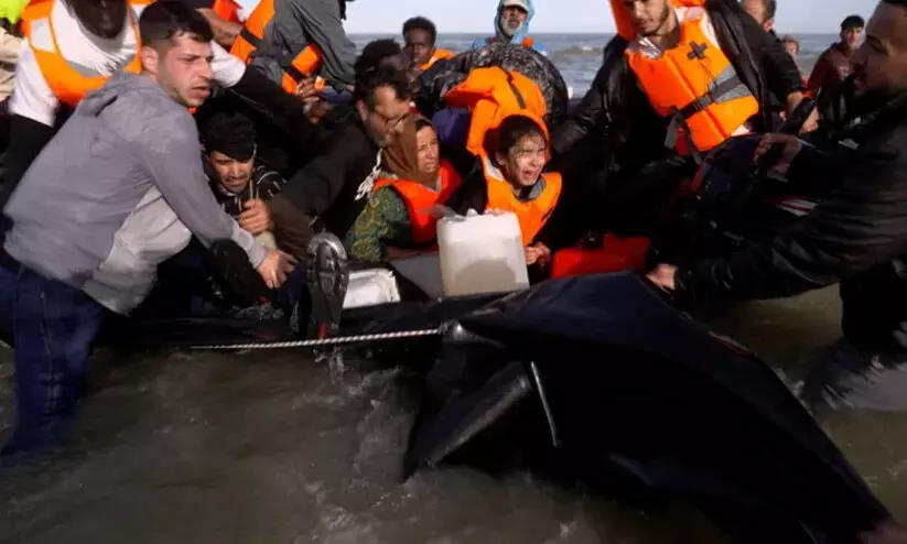 യു.കെയിലേക്ക് കുടിയേറ്റക്കാരുമായി   തിരിച്ച റബർ ബോട്ട് നശിപ്പിച്ച് ഫ്രഞ്ച് പൊലീസ്