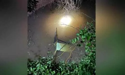 ച​ര​ക്കു​വാ​ഹ​നം കി​ണ​റ്റി​ൽ​വീ​ണ് ര​ണ്ടു​പേ​ർ മ​രി​ച്ചു