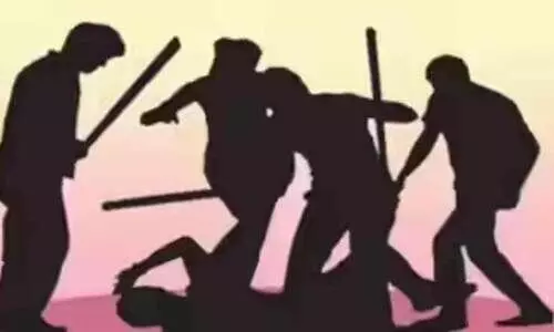 പ്ലൈവുഡ് കയറ്റിയ ലോറി പശുക്കടത്ത് ആരോപിച്ച് തടഞ്ഞ് ഡ്രൈവറെ ആക്രമിച്ചു പ്ലൈവുഡ് കയറ്റിയ ലോറി പശുക്കടത്ത് ആരോപിച്ച് തടഞ്ഞ് ഡ്രൈവറെ ആക്രമിച്ചു