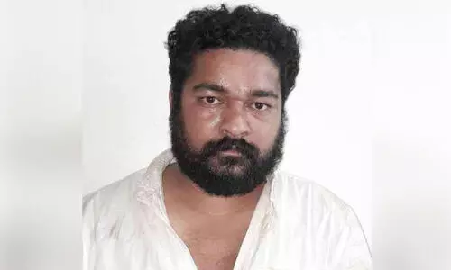 കാ​ർ മ​റി​ഞ്ഞ​ത് അ​ന്വേ​ഷി​ക്കാ​നെ​ത്തി​യ പൊ​ലീ​സ് സം​ഘ​ത്തെ ആ​ക്ര​മി​ച്ചു