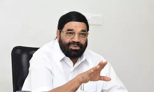 കോട്ടയം മെഡിക്കൽ കോളജ് ദുരന്തം: നടക്കുന്നത് പുരകത്തുമ്പോൾ വാഴവെട്ടുന്ന സമീപനം; തെരച്ചിൽ നിർത്താൻ പറഞ്ഞിട്ടില്ല -വി.എൻ വാസവൻ