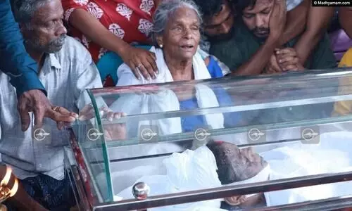 ​‘എന്റെ കുഞ്ഞ് ചതഞ്ഞ് പോയി മക്കളേ... അത്രേം നേരം അവൾ മണ്ണിനടിയിൽ കിടക്കുവാരുന്നു മോനേ...’ -പൊട്ടിക്കരഞ്ഞ് ബിന്ദുവിന്റെ അമ്മ