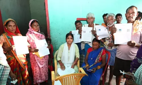 ഞങ്ങളുടെ കൈയിൽ ആധാർ കാർഡ് മാ​ത്രമേയുള്ളൂ; തെരഞ്ഞെടുപ്പ് കമീഷൻ ചോദിക്കുന്ന പേപ്പറുകൾ എങ്ങനെ കിട്ടാനാണ് - വോട്ടർ പട്ടികയിൽ പേര് ചേർക്കാൻ ബുദ്ധിമുട്ടി ബിഹാറിലെ ഗ്രാമീണർ