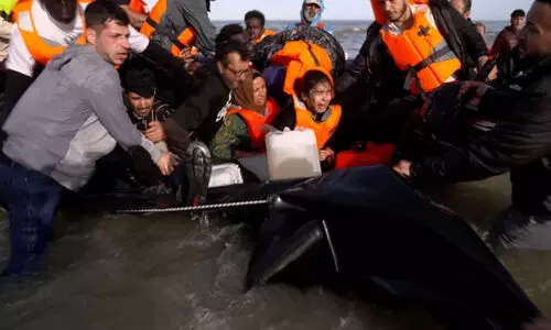 യു.കെയിലേക്ക് കുടിയേറ്റക്കാരുമായി   തിരിച്ച റബർ ബോട്ട് നശിപ്പിച്ച് ഫ്രഞ്ച് പൊലീസ്