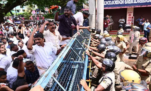 സ​മ​ര​ക്ക​ള​മാ​യി മെഡിക്കൽ കോളജ് ആശുപത്രി പരിസരം; യൂത്ത്​ കോൺഗ്രസ്​ പ്രതിഷേധം സംഘർഷാവസ്ഥയിലെത്തി