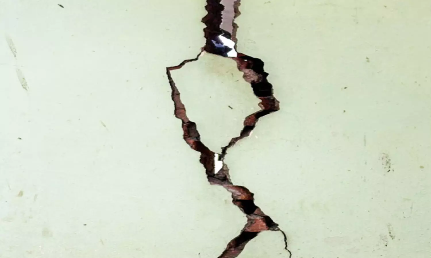 നെയ്യാറ്റിൻകര ജനറൽ ആശുപത്രിയിലെ അപകടം പതിയിരിക്കുന്ന കെട്ടിടങ്ങൾ; രോ​ഗി​ക​ളും കൂ​ട്ടി​രി​പ്പു​കാ​രും വിശ്രമിക്കുന്നത് അ​പ​ക​ടാ​വ​സ്ഥ​യി​ലു​ള്ള കെ​ട്ടി​ട​ങ്ങ​ളു​ടെ വ​രാ​ന്ത​യി​ൽ