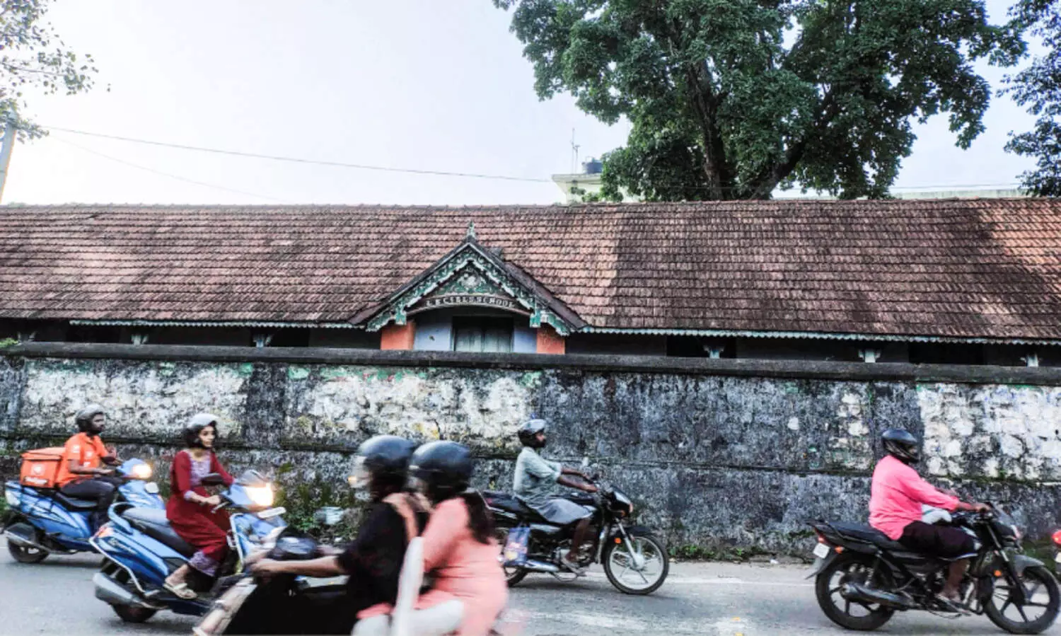 ആറ്റിങ്ങൽ മേഖലയിൽ അപകടഭീഷണി   ഉയർത്തി ഉപേക്ഷിക്കപ്പെട്ട കെട്ടിടങ്ങൾ