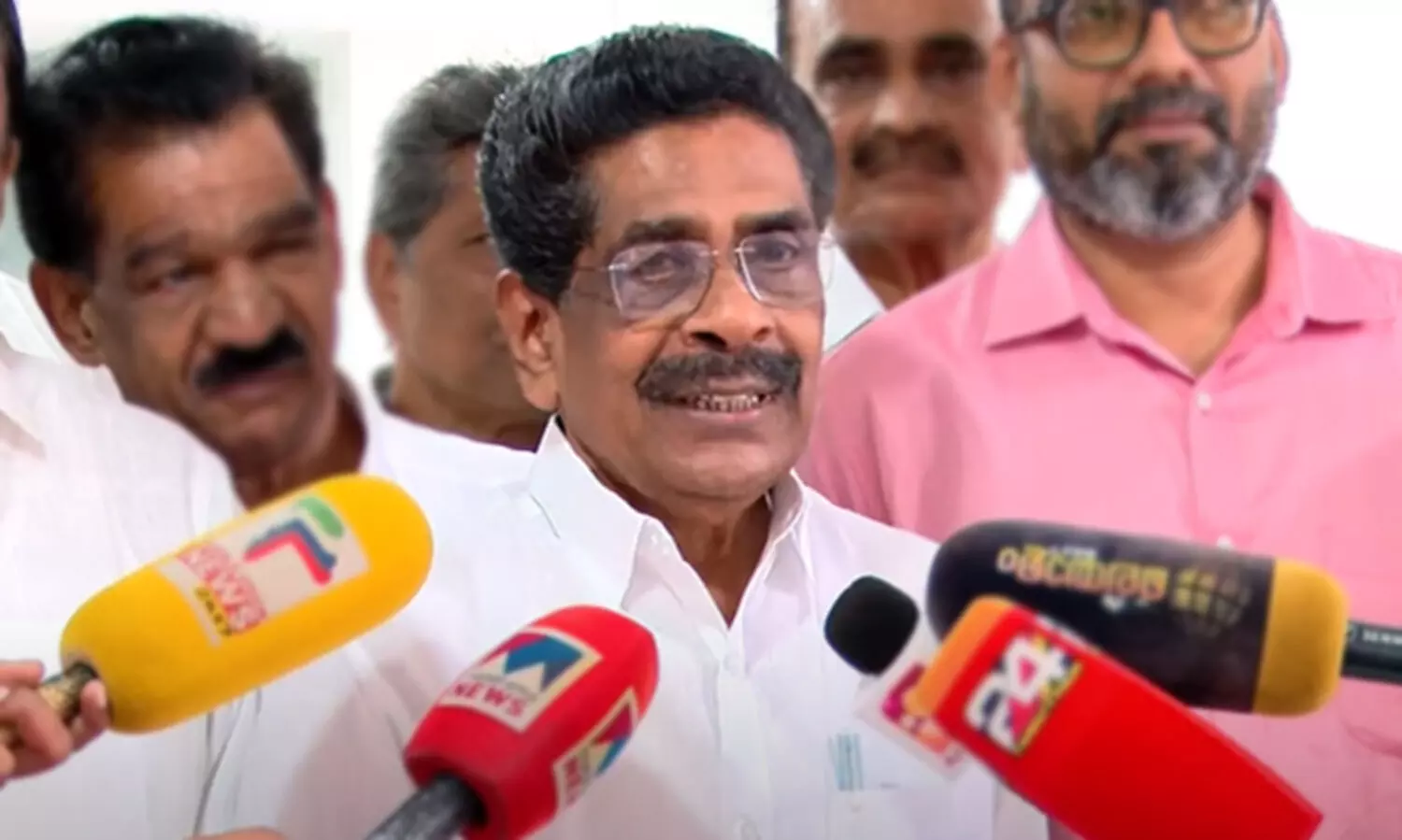 ക്യാപ്റ്റനും മേജറും ഒന്നും പ്രസക്തമല്ല, സോൾജ്യേഴ്സാണ് വേണ്ടത് -മുല്ലപ്പള്ളി