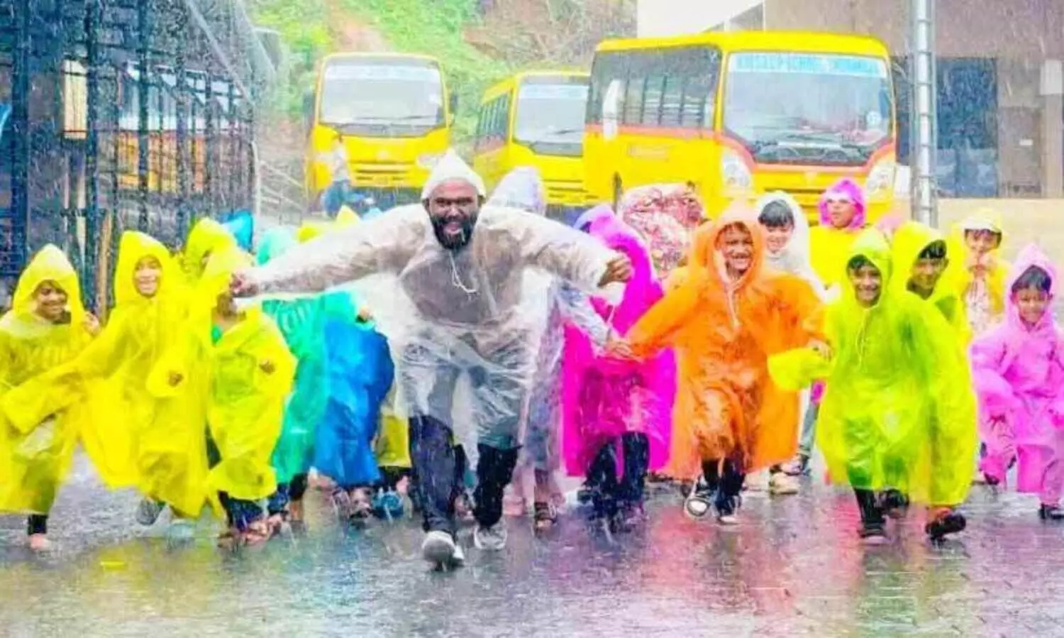 ‘ചി​റാ​പു​ഞ്ചി’ മ​ഴ​ന​ന​ഞ്ഞ് ‘മൊ​ട്ട’ മാ​ഷും കു​ട്ട്യോ​ളും