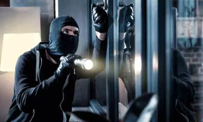 വ്യാ​പാ​ര​സ്ഥാ​പ​ന​ങ്ങ​ളി​ൽ മോ​ഷ​ണം: അ​ഞ്ചം​ഗ സം​ഘം പി​ടി​യി​ൽ