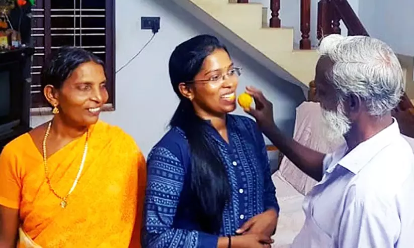 അസ്ന മാതാപിതാക്കൾക്കൊപ്പം