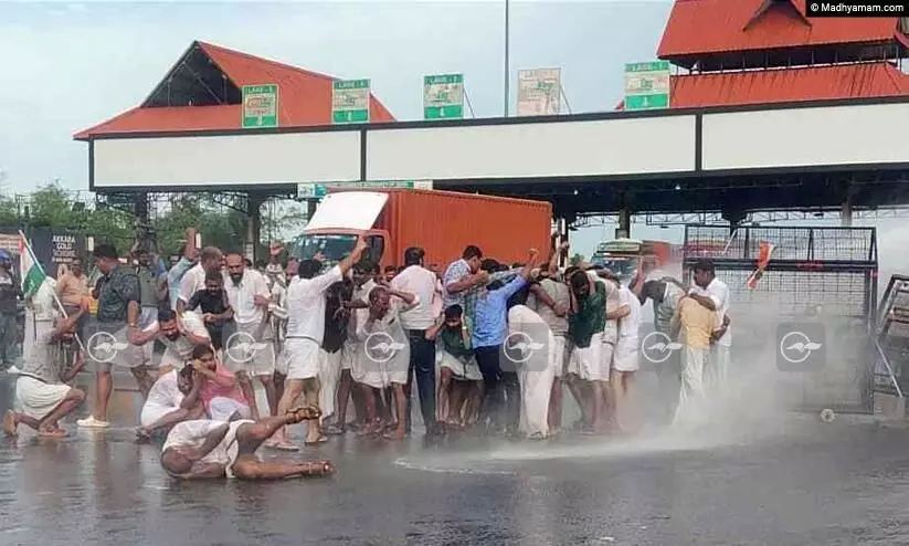 Paliekkara Toll Plaza-Youth-congress march