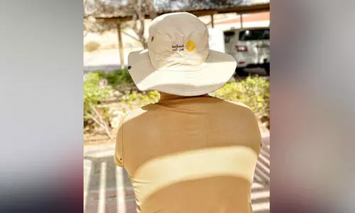 ക​ടു​ത്ത ചൂ​ട്​: ജീ​വ​ന​ക്കാ​ർ​ക്ക്​ തൊ​പ്പി ന​ൽ​കി അ​ൽ​ഐ​ൻ മൃ​ഗ​ശാ​ല