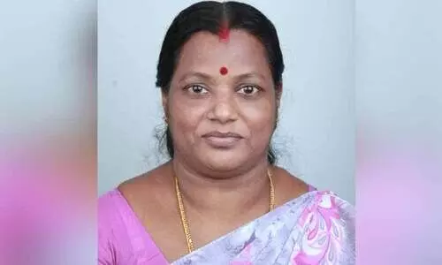 വസ്ത്രശാലയിലെ ജീവനക്കാരി; കുടുംബത്തിന്റെ കൈത്താങ്ങ്... വസ്ത്രശാലയിലെ ജീവനക്കാരി; കുടുംബത്തിന്റെ കൈത്താങ്ങ്...