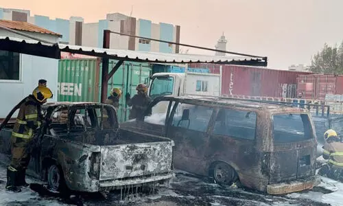 പാ​ർ​ക്കി​ങ് സ്ഥ​ല​ത്ത് വാ​ഹന​ങ്ങ​ൾ​ക്ക് തീ ​പി​ടി​ച്ചു