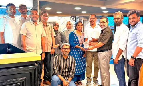 മ​യ്യ​ഴി​ക്കൂ​ട്ടം യാ​ത്ര​യ​യ​പ്പ് ന​ൽകി